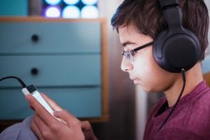 Hati-Hati! Kecanduan Smartphone Bisa Merusak Pendengaran